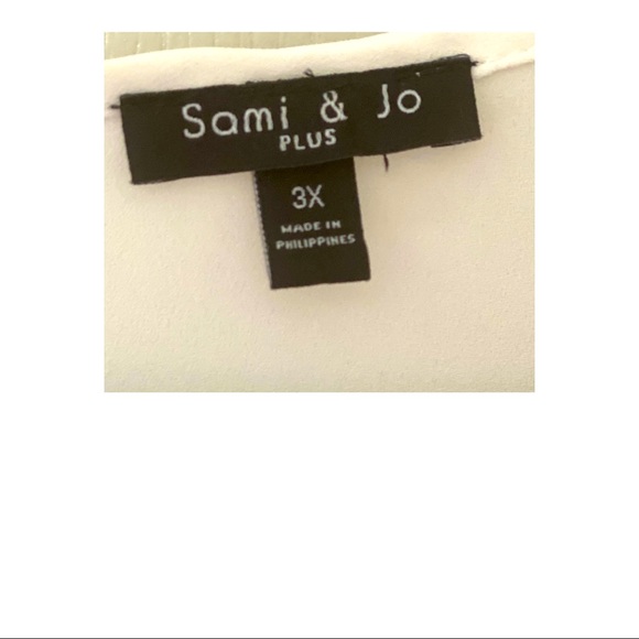 White blouse with pearl detail around neckline - Picture 3 of 3